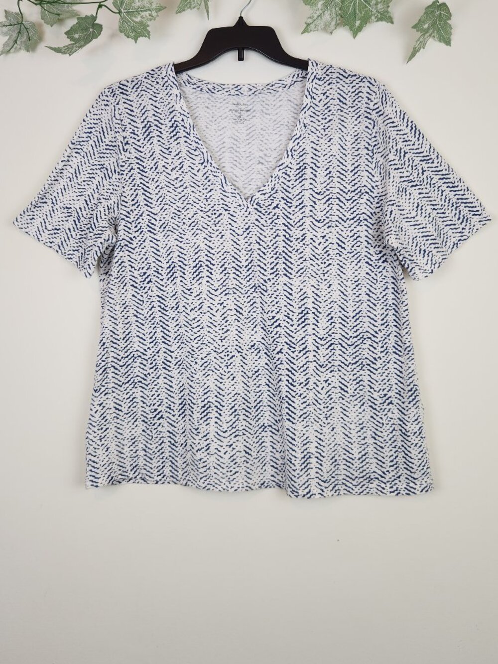 Banana Republic Malibu Tee Size XL Blue White Cotton Blend Stretch V-Neck Top
